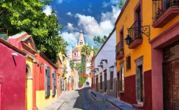 Mexicans Let Loose After Realtor Defends Foreign Influence in San Miguel